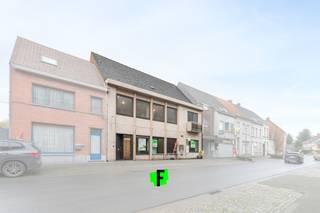 Gelegen in het centrum van Wingene, vinden we dit handelshuis terug op een perceel van 526 m², bestaande uit een kantoor van 220 m² op...