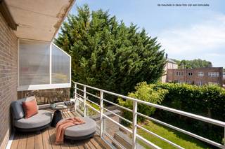 <strong>Zeer goed onderhouden en energiezuinig (EPC B) tweeslaapkamerappartement in het hart van Lubbeek. </strong>Dankzij de centrale ligging bevinden apotheek, supermarkt, bakker, kaaswinkel, bank, horeca, bushaltes en een ruime openbare parking zich allemaal op wandelafstand. Het appartement maakt deel uit van een kleinschalige residentie met lift en geniet van zeer lage gemeenschappelijke kosten.<br /><br />Via de lift (5 jaar geleden gerenoveerd) bereiken we de tweede verdieping, waar u wordt verwelkomd in een inkomhal met apart toilet. Verder beschikt het appartement over twee slaapkamers, een badkamer met inloopdouche en lavabo, en een lichtrijke leefruimte van ca. 30 m² met een geïnstalleerde open keuken. Genieten van de zon en de rust kan op het ruim, zuidgericht terras met uitzicht op de gemeenschappelijke tuin.<br /><br />Dit appartement verkeert in uitstekende staat en is volledig instapklaar. Bovendien geniet u van een gunstige EPC-score, conforme elektriciteit, lage gemeenschappelijke kosten en een uitstekende ligging in het centrum van Lubbeek. Het appartement beschikt ook over een droge privé-kelder en plaats voor fietsen. <br /><br /><strong>Bent u op zoek naar een instapklaar appartement op een toplocatie? Contacteer Anne-Leen via 0495/138.111 voor meer informatie of een bezoek.</strong>