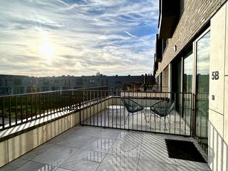 Dit zeer recent en luxueus afgewerkt duplexappartement is gelegen op een exclusieve locatie vlak aan de prestigieuze golf van Sterrebeek. Het appartement werd uitgerust met hoogwaardige materialen en moderne technieken, waaronder een warmtepomp, wat resulteert in een uitstekende energieprestatie en een EPC A.<br />Bij het betreden van het gelijkvloers valt meteen de lichtinval op dankzij het kathedraalglas in de inkomhal, die uitgeeft op een gastentoilet en de ruime, zonnige leefruimte. De woonkamer sluit naadloos aan op het riante terras dat uitkijkt op de prachtig aangelegde, groene binnentuin en vormt zo een perfecte plek om in alle rust en privacy te ontspannen. De open en volledig uitgeruste keuken met eetruimte biedt alle comfort, terwijl de praktische berging en wasplaats extra functionaliteit garanderen.<br />Op de eerste verdieping bevinden zich twee ruime slaapkamers en twee stijlvolle badkamers, waarvan één en-suite, aangevuld met een tweede apart toilet.<br />Verder beschikt het appartement over twee ondergrondse parkeerplaatsen, een privatieve kelderberging en een ruime fietsenstalling.<br />Dit duplexappartement is volledig instapklaar en combineert een uitzonderlijk afwerkingsniveau met energiezuinigheid en een topligging, waardoor het de ideale keuze is voor wie houdt van comfortabele luxe op een exclusieve locatie.