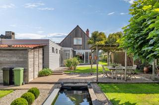 <p>Op een rustige en aangename locatie in Meerbeke (Ninove) bevindt zich deze ruime alleenstaande woning uit 1970, gelegen op een prachtig perceel van maar liefst 967 m².</p><p>Via de inkomhal, voorzien van een vestiaire en apart toilet, komen we binnen in de woning. De lichtrijke leefruimte van 33 m² sluit aan op de volledig geïnstalleerde keuken van 12 m². Verder beschikt het gelijkvloers over een gezellige veranda en praktische bergruimte.</p><p>Via de nachthal bereiken we de eerste twee slaapkamers en het bureau. De badkamer van 6 m² is uitgerust met een ligbad en dubbele lavabo.</p><p>Op de ruime bovenverdieping bevinden zich nog twee slaapkamers. Bovendien is er de mogelijkheid om een derde slaapkamer te creëren.</p><p>De prachtig aangelegde tuin met vijver vormt zonder twijfel een van de grote troeven van deze woning. Hier geniet je volop van rust, privacy, het zonnetje en de buitenlucht.</p><p>Daarnaast beschikt de woning over een garage en meerdere buitenstaanplaatsen, ideaal voor gezinnen met meerdere voertuigen.</p><p>Ook qua ligging heeft deze woning heel wat te bieden. Winkels, scholen, openbaar vervoer, sportfaciliteiten en belangrijke invalswegen bevinden zich allemaal binnen handbereik. Zo combineert deze woning een rustige woonomgeving met een bijzonder praktische ligging. Stedenbouwkundige inlichtingen in aanvraag.</p><p> </p>