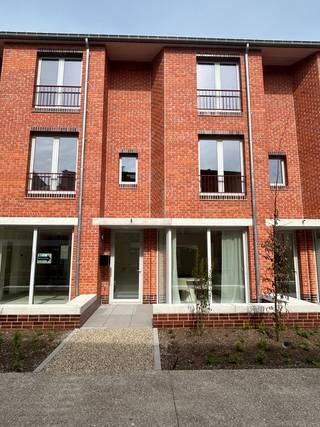 INSTAPKLARE STADWONING MET 4 RUIME SLAAPKAMERS - TERRAS EN STADSTUIN – 6% BTW MOGELIJK <br /><br />Wonen in Hof Berlamuze is kiezen voor ruimte, rust en licht, midden in de stad. Deze grondgebonden nieuwbouwwoning ligt in het autovrije, groene binnengebied en combineert comfort met een doordachte indeling. <br /><br />De woning telt drie volwaardige bouwlagen, vier slaapkamers en twee badkamers. Op het gelijkvloers bevindt zich een lichtrijke doorzonleefruimte met open, volledig ingerichte keuken, praktische berging en inkomhal met gastentoilet. De keuken geeft uit op een zuidgericht privatief terras aan het groene binnengebied. Via het grote raam in de leefruimte bereik je de omheinde stadstuin met zicht op een rustig kruiwagenpad. <br /><br />Op de eerste verdieping vind je tweeruime slaapkamers en een derde kamer, ideaal als bureau of babykamer. De badkamer beschikt over een inloopdouche, dubbel lavabomeubel en toilet. De tweede verdieping is ingericht als riante masterbedroom met dressing en ensuite badkamer met douche en toilet. <br /><br />Ondergrondse parking aanwezig. <br /><br />Verlaagd btw-tarief van 6% mogelijk, goed voor een besparing van € 69.000 (onder voorwaarden). <br /><br />Info of afspraak: www.hofberlamuze.be - wonen@fidesinvest.be - 03 232 54 00 