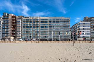 Dit te renoveren appartement geniet van een uitzonderlijke ligging op de zeedijk en biedt een prachtig frontaal zeezicht. Vanuit de leefruimte geniet u dagelijks van een schitterend uitzicht op het strand en de Noordzee. Dankzij de grote raampartijen baadt het appartement in het natuurlijke licht.<br /><br />De indeling omvat een ruime woonkamer met zithoek, eetplaats en terras, aansluitend op de halfopen keuken. <br /><br />Verder beschikt het appartement over twee slaapkamers. De grote slaapkamer is voorzien van een lavabo. De tweede slaapkamer is ingericht met een stapelbed en extra slaapgelegenheid. De badkamer beschikt over een ligbad, lavabo en toilet. Daarnaast is er een inkomhal met voldoende bergruimte.<br /><br />Een bijkomende troef is dat de verwarmingsinstallatie reeds werd vernieuwd en uitgerust is met een energiezuinige condenserende ketel.<br /><br />Daarnaast bestaat de mogelijkheid om een gelijkvloerse garagebox en/of een autostaanplaats op niveau -1 aan te kopen. Dit zorgt voor comfortabele parkeermogelijkheden, wat een absolute meerwaarde vormt op deze topligging aan zee.<br /><br />Het appartement maakt deel uit van een verzorgde residentie en bevindt zich op wandelafstand van winkels, restaurants en andere voorzieningen.<br /><br />Wenst u meer informatie of een bezoek ter plaatse? Contacteer ons gerust, wij leiden u graag rond.