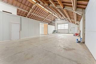 Gunstig gelegen eigendom vlakbij de N36 te Izegem bestaande uit ruime  woning met loods van 400m² . Moderne loods (2006) van 400m². Gedeeltelijk ingedeeld met sandwichpanelen die gemakkelijk kunnen verwijderd worden. Woning bestaande uit inkomhal met gastentoilet, ruime woonkamer met aparte eetplaats, moderne keuken. Op gelijkvloers 1 slaapkamer met dressing en badkamer. Op verdieping 3 slaapkamers en badkamer. Mogelijkheid tot het creëren van meerdere kamers. Woning is voorzien van airco.<br />Exterieur: buitenzwembad met automatische overkapping, sauna en tuin.