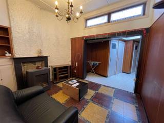 <p><span>Maison calme à rénover.  Entrée, salon, salle à manger, cuisine, wc, salle de bains, jardin, atelier, 2 chambres et grand grenier.  Pour info ou visite, appelez 056.21.58.00 ou www.immo-lvb.be.</span></p>