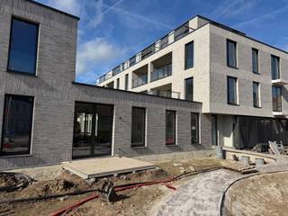 Welkom in dit nieuwbouw gelijkvloersappartement welke deel uitmaakt van project NOVUS te Bonheiden, gelegen op een unieke locatie in centrum Bonheiden.Het appartement omvat 2 slaapkamers, badkamer met inloopdouche, WC, wasplaats en living met ingerichte open keuken welke uitgeeft op het terras.Verder beschikt het appartement over een gemeenschappelijke fietsenberging en is er de mogelijkheid tot huren van een autostaanplaats met berging.(+75euro/maand)Het appartement wordt volledig geschilderd.