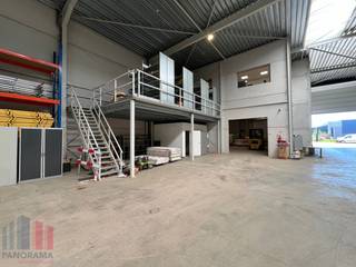 Strategisch gelegen bedrijfsgebouw te koop bestaande uit opslagruimte met kantoren. Op een toplocatie vlak aan de N70 en op amper 10 minuten van de E17, met een zeer vlotte verbinding richting Gent & Antwerpen.<br /><br />De magazijnruimte van 1.400 m² heeft een vrije hoogte van 6 tot 8 meter en is voorzien van 4 sectionale poorten, lichtstraten met rookluik en polybetonvloer. Bovendien is er een mezzanine aanwezig van 50 m², ideaal als extra opslag. Aan de achterzijde van het gebouw bevindt zich nog een buitenterrein van 60 m², geschikt voor extra stockage of praktische buitenruimte. Het gebouw is voorzien van instapklare kantoren van 165 m², uitgerust met een kitchenette en sanitaire voorziening. Tevens zijn er 7 parkeerplaatsen aanwezig en voldoende manoeuvreerruimte.<br /><br />Contacteer PANORAMA B2B voor bijkomende (technische) inlichtingen, plannen of een vrijblijvend plaatsbezoek 0477 06 30 30.