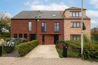 <p>In de Mortselstraat in Edegem bevindt zich deze architecturale nieuwbouwwoning uit 2020. De woning onderscheidt zich door haar open karakter, overvloedige natuurlijke lichtinval en verfijnde afwerking. Als BEN-woning (Bijna Energie Neutraal) kies je bij deze woning voor comfort en energiezuinigheid.</p>
<p><strong>INDELING</strong></p>
<p><strong>GELIJKVLOERS<br /></strong>Bij het binnenkomen valt meteen de stijlvolle inkomhal op, afgewerkt met een elegante gietijzeren deur en praktische ingemaakte kasten met geïntegreerd zitbankje. Vanuit de inkomhal heb je toegang tot het gastentoilet en een ruime berging (13 m²) met aansluitingen voor wasmachine en droogkast. De berging biedt bovendien een rechtstreekse doorgang naar de keuken.</p>
<p>De leefruimte vormt het hart van de woning en sluit naadloos aan op de open keuken, die is uitgerust met kwaliteitsvolle toestellen, waaronder een vaatwasser, combi-microgolfoven, stoomoven, inductiekookplaat met geïntegreerde dampkap en een ruime koelkast. Het royale Dekton-werkblad, de verborgen ontbijtkast en de overvloedige kastruimte maken dit tot een bijzonder praktische én stijlvolle leefkeuken.</p>
<p>De leefruimte omvat een groot schuifraam, dat zorgt voor een aangename verbinding met het terras en de zuidgerichte tuin. Het ruime terras van 27 m² is voorzien van een zonneluifel, die op zonnige dagen voor de nodige schaduw zorgt. Ook in de tuin is er voldoende verlichting en zijn er verspreid over de buitenruimte stopcontacten aanwezig, wat extra comfort en gebruiksgemak biedt. Vanuit de tuin geniet je bovendien van een bijzonder zicht op de basiliek van Edegem. Achteraan de tuin bevindt zich een handige servitudeweg. Dankzij de ligging op wandelafstand van het centrum combineert deze woning rustig en comfortabel wonen met winkels, voorzieningen en het dorpsleven binnen handbereik. Een oprit zorgt bovendien voor extra praktisch comfort.</p>
<p>Ook architecturaal weet de woning te verrassen. De open gietijzeren trap en de vide, die zich uitstrekt van de tweede verdieping tot het gelijkvloers, creëren een bijzonder ruimtelijk gevoel en laten het natuurlijke licht tot diep in de woning doordringen. De cementgebonden gietvloer loopt doorheen de volledige woning en zorgt voor een strak, harmonieus geheel.</p>
<p><strong>EERSTE VERDIEPING<br /></strong>Overloop met zicht tot in de nok, gecombineerd met een glazen vloer voor een optimale natuurlijke lichtinval. Drie slaapkamers en een volledig ingerichte badkamer met ligbad, inloopdouche en een ruim badkamermeubel met lavabo.</p>
<p><strong>TWEEDE VERDIEPING<br /></strong>Op de tweede verdieping is er nog een extra slaapkamer, alsook een tweede badkamer die nog naar eigen smaak kan worden afgewerkt.<br /><br /><strong>BIJZONDERHEDEN<br /></strong>Een unieke combinatie van architectuur, comfort, energiezuinigheid en een uitstekende ligging. Ideaal voor wie op zoek is naar een moderne gezinswoning met karakter en oog voor detail.<strong><br /></strong>Vloerverwarming/-koeling d.m.v. een warmtepomp. Ventilatiesysteem D en aluminium schrijnwerk met dubbele beglazing.<br />Regenwaterpomp voor regenwaterrecuperatie voor wc's en wasmachine.<br />Uitgebreid alarmsysteem waar ook de rookmelders aan gekoppeld zijn.</p>
<p><span>Meer informatie en attesten: www.immopoint.be</span></p>