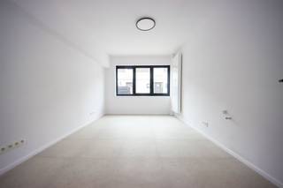 <p>Ce bureau ou cabinet exclusif se trouve dans un endroit central, près du centre de Wevelgem, et offre une excellente opportunité pour les professionnels qui recherchent à la fois visibilité et confort. L'espace dispose d'un hall d'entrée représentatif avec une salle d'attente et des toilettes pour les invités, ce qui garantit une apparence professionnelle lors de l'accueil des clients ou des visiteurs. En outre, il y a deux bureaux bien équipés qui se prêtent parfaitement au travail administratif ou aux réunions. L'espace pratique spacieux offre de nombreuses possibilités pour divers usages et dispose d'une agréable terrasse, idéale pour se détendre un moment ou comme espace de travail extérieur supplémentaire.<br /><br />Avec une efficacité énergétique de l'étiquette A, une électricité conforme et un environnement entièrement exempt d'amiante, cet espace répond aux exigences modernes en matière de durabilité et de sécurité. En outre, les coûts de syndic sont faibles et l'espace dispose de sa propre entrée, ce qui contribue à l'indépendance et à l'intimité nécessaires. C'est donc l'endroit idéal pour une entreprise qui apprécie l'efficacité, le confort et un emplacement stratégique.</p>