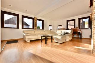 Ontdek deze charmante halfopen bebouwing in Eeklo, perfect voor wie comfort en rust zoekt met alle voorzieningen binnen handbereik.
De woning biedt drie ruime slaapkamers en twee badkamers, ideaal voor gezinnen of wie graag extra ruimte heeft.
De lichtrijke leefruimtes - één op het gelijkvloers en één op de eerste verdieping - creëren een warme, uitnodigende sfeer en sluiten mooi aan op de volledig ingerichte keuken,. Een praktische keukenberging vormt een grote surplus.
Via de keuken bereik je het gezellige terras, een heerlijke plek om te ontspannen. Dankzij de toffe indeling voelt de woning open en praktisch aan, met voldoende mogelijkheden om werk en privé harmonieus te combineren. De ligging is top: nabij zwembad, station en winkels en het Heldenpark.
Klaar om hier jouw nieuwe thuis te vinden, neem dan contact met ons op via het nummer 09/336 16 15 of mail naar info@vastgoedunicum.be.
Virtuele rondleiding?
https://youtube.com/shorts/d_U66jfYW_o