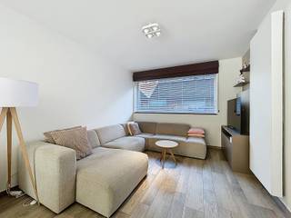 <p>Energiezuinige halfopen bebouwing bestaande uit een inkomhal met afzonderlijk toilet, een gezellige leefruimte met eet- en zithoek, een volledig uitgeruste open keuken, een berging, een garage met sectionale poort en wasplaats, en een onderhoudsvriendelijke tuin met aangelegd terras en tuinberging.<br />Op het 1ste verdiep bevinden zich 3 slaapkamers, een dressing, een nachthal met afzonderlijk toilet, een ingerichte badkamer (inloopdouche, ligbad en lavabomeubel) en een vaste trap naar het 2de verdiep, dat ingericht is met een 4de slaapkamer en bergzolder.</p>
<p><strong>Extra troeven:</strong></p>
<ul>
<li>
<p>Energiezuinig (label A)</p>
</li>
<li>
<p>Voorzien van 9 zonnepanelen</p>
</li>
<li>
<p>Airco</p>
</li>
<li>
<p>Conforme keuring elektriciteit</p>
</li>
<li>
<p>Regenwaterput van 7.500 L</p>
</li>
<li>
<p>Waterverzachter</p>
</li>
<li>
<p>Elektrische zonnescreens</p>
</li>
<li>
<p>Alarmsysteem</p>
</li>
<li>
<p>Private oprit</p>
</li>
<li>
<p>Vlotte verbinding naar allerlei faciliteiten</p>
</li>
<li>
<p>Volledig geschilderd en instapklaar</p>
</li>
</ul>
<p>Deze woning is te koop ZONDER makelaar via het concept van Smart Houses! Wenst u verdere inlichtingen of een bezoek? Contacteer rechtstreeks de eigenaar via <strong>0476/55.52.70</strong>.</p>