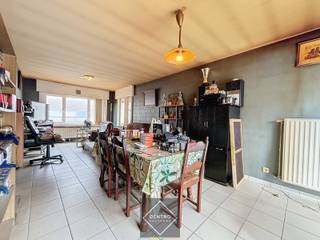 INTERESSANT woning met 4 garages, autostaanplaats en terras te Assebroek!<br /><br /><strong>INDELING:</strong><br /><em><u><strong>Gelijkvloers: </strong></u></em><br />Inkomhal - 4 garageboxen - autostaanplaats.<br /><br /><em><u><strong>Eerste verdieping: </strong></u></em><br />Inkomhal - leefruimte met open keuken - afzonderlijke gastentoilet (met lavabo) - zonneterras!<br /><br /><em><u><strong>Tweede verdieping: </strong></u></em><br />Nachthal - badkamer (o.a. met lavabomeubel, toilet en ligbad) - 2 slaapkamers.<br /><br /><em><u><strong>Derde verdieping: </strong></u></em><br />Zolder.<br /><br /><strong><u>Opmerkingen:</u></strong><br />- Degelijk gebouwde woning!<br />- Betonnen gewelven.<br />- Rolluiken aanwezig.<br />- Onze referentie: A1978<br /><br />INTERESSANT opbrengsteigendom op GUNSTIGE LIGGING! Aarzel zeker niet om ons te contacteren voor verdere informatie en/of een bezoek ter plaatse: 050/70.01.02 - info@centro.be.