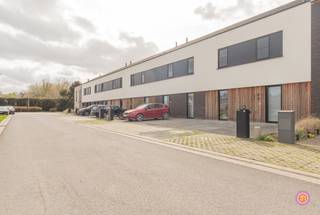 PLAN JOUW BEZOEK VIA VOLGENDE LINK: calendly.com/julimmo/stenenmolenlaanDeze nieuwbouwwoning bevindt zich in het rustige Sint-Amands nabij scholen,...