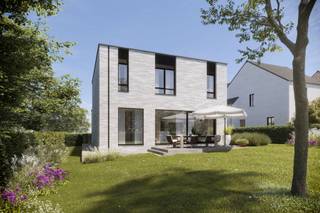 <p><span><strong>*** Stijlvolle woning met doordachte indeling en hoog wooncomfort ***</strong></span></p>
<p>Via de voordeur aan de zijkant van de woning betreed je de inkomhal met vestiaire, gastentoilet en trap naar de eerste verdieping. Vanuit de hal heb je directe toegang tot zowel de keukenberging als de leefruimte.</p>
<p>De lichtrijke leefruimte wordt gekenmerkt door grote raampartijen en een harmonieuze indeling in een gezellige zithoek, een ruime keuken met eethoek en een aparte bureauruimte. Aansluitend bevindt zich een ruime berging/wasruimte, die eveneens rechtstreeks toegankelijk is via een praktische zijdeur. Het grote schuifraam in de keuken en eethoek zorgt voor een naadloze overgang naar het terras en de ruime tuin.</p>
<p>Op de eerste verdieping bevinden zich vier volwaardige slaapkamers en twee badkamers, waarvan één rechtstreeks aansluit op de master bedroom. Daarnaast is er een apart toilet en een extra bergruimte.</p>
<p>De woning wordt afgewerkt met duurzame en kwalitatieve materialen en behaalt een E-peil van maximaal 20. Ze wordt uitgerust met een warmtepomp (verwarmen en koelen via vloerverwarming), zonnepanelen en een voorbereidende aansluiting voor een laadpaal. Het ventilatiesysteem type D met warmterecuperatie garandeert een optimaal binnenklimaat. Bovendien is er een regenwaterput van 7.500 liter voorzien.</p>
<p>Dankzij de vrije keuze in vloeren, binnendeuren, keuken en sanitair geef je deze woning een persoonlijke en exclusieve invulling, met professionele begeleiding van begin tot eind. <strong><span>Interesse? </span><span>Bel of mail ons op 016 229 228 of office@connect-immo.be<br /><br /></span></strong><strong><span><span><em>De sfeerbeelden van dit project zijn ter illustratie van een mogelijke afwerking. In het lastenboek vind je hierover gedetailleerde informatie.</em></span></span></strong><br /><br />EPB bij oplevering<br />Wglk-Gdv-Gvkr-Vvg</p>