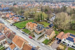 Langs de Vissersstraat bevindt zich dit verrassend ruim (351m² bewoonbare oppervlakte), polyvalent huis op een perceel van 1168m² te koop...