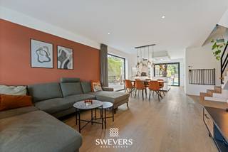 Voor meer info en foto’s, surf naar www.swevers.be – gelegen een rustige, residentiële locatie vind je deze verzorgde half-open woning: recent gebouwd, uitstekend geïsoleerd en volledig instapklaar. Het gelijkvloers biedt een lichtrijke leefruimte met eethoek en zithoek, een open ingerichte keuken, een berging met nutsruimte en een apart toilet. Boven zijn er drie slaapkamers, waaronder een ouderslaapkamer van bijna 19 m² met dressing, een badkamer met ligbad, inloopdouche en dubbele wastafel, en een tweede toilet. De blikvanger is de zolder van 46 m² (5,45 x 8,5 m): bereikbaar via een vaste trap, geïsoleerd, met ramen en verlichting, klaar om af te werken als extra slaapkamer, hobby-, muziek- of speelkamer. Buiten geniet je van een leuke tuin met zonnig terras en vier parkeerplaatsen op eigen perceel. Energiezuinig dankzij 14 zonnepanelen, hoogrendementsbeglazing, volledige isolatie, verwarming op aardgas, mechanische ventilatie en een regenwaterput van 5.000 liter met nieuwe pomp (2025). Scholen, winkels, openbaar vervoer en de snelweg liggen vlakbij. Een zeldzame kans om instapklaar wonen te combineren met de vrijheid om zelf ruimte te creëren. Nieuwsgierig? Contacteer ons kantoor voor een bezoek. Tel. 011 255 155 Bron bewoonbaar oppervlak: EPC