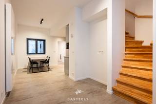 In een rustige en aangename straat komt deze volledig gerenoveerde rijwoning te huur.<br /><br />De woning werd grondig vernieuwd in 2023 en combineert hedendaags comfort met een praktische indeling en een uitstekende energieprestatie.<br />Dankzij de drievoudige beglazing en de kwalitatieve isolatie behaalt de woning een EPC-score B (124 kWh/m²/jaar). De elektrische installatie is conform en er is een geldig conformiteitsattest aanwezig.<br /><br />De woning in het kort:
<ul>
	<li>Recent gerenoveerd in 2023</li>
	<li>EPC-score B</li>
	<li>5 slaapkamers en gezellige koer en terras</li>
</ul>
<br />Bij het betreden van de woning valt meteen het lichtrijke karakter op, samen met de brede en comfortabele trap die vlot toegang biedt tot alle verdiepingen.<br />Op het gelijkvloers bevindt zich een ruime, volledig uitgeruste keuken met vaatwasmachine, koelkast, diepvriesvak en alle nodige toestellen. Daarnaast is er een apart toilet.<br />De woning beschikt over een gezellige koer én een bijkomend terras, een echte meerwaarde voor een rijwoning.<br /><br />Op de eerste verdieping bevindt zich een ruime badkamer met een grote inloopdouche, lavabomeubel en een tweede toilet.<br />Met maar liefst vijf volwaardige slaapkamers en een zolder die extra bergruimte biedt, is deze woning bijzonder veelzijdig en comfortabel.<br /><br />De woning is gelegen in de Spitaalpoortstraat, een rustige straat in Gent, vlakbij het Gent-Dampoort. Je geniet hier van een ideale combinatie van rust en stedelijk comfort, met alle voorzieningen in de buurt. Het historische centrum van Gent bereik je in ongeveer 10 minuten fietsen. Het station Gent-Dampoort en verschillende buslijnen bevinden zich op wandelafstand. Dankzij de centrale ligging zijn ook de invals- en ringwegen vlot bereikbaar. Winkels, horeca, scholen en sportfaciliteiten liggen in de directe omgeving.<br /><br />Interesse? Neem gerust contact op voor meer informatie of een bezoek.