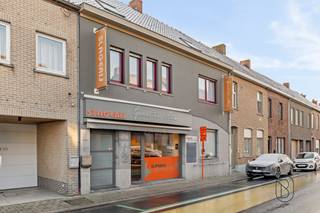 Op een uitstekende locatie in Deerlijk vinden we deze veelzijdige en uiterst goed onderhouden handelswoning (slagerij + woonst), ideaal voor wie...