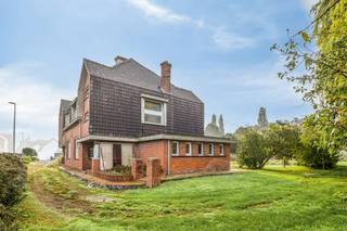 Zoek je een woning met ziel, ruimte én een rustige ligging? Deze verrassend ruime halfopen bebouwing uit 1930 heeft een modernistische bouwstijl en is rustig gelegen op het einde van een doodlopende straat.<br /><br />De ligging van dit pand is een absolute troef: gesitueerd op het einde van een doodlopende straat, geniet je hier van privacy en een kindvriendelijke omgeving. <br />Vanuit de woning en de tuin kijk je direct uit op de naastgelegen weide, wat zorgt voor een vrij gevoel. <br />De grote, zongerichte tuin is dé blikvanger voor wie houdt van buitenleven, tuinieren of ontspannen in de zon.<br /><br />Het pand beschikt over een goede, solide bouwconstructie, wat de perfecte basis vormt voor een totaalrenovatie naar eigen smaak en eigentijds comfort. Een aantal zaken zijn reeds aangepakt:<br />* Her en der is er al dubbele beglazing aanwezig.<br />* De dakoversteken en het platform van de berging werden vernieuwd.<br /><br />Bestaande uit:<br />Gelijkvloers: <br />Inkomhal, living, keuken, ruime berging/wasplaats, toilet<br /><br />Tussenverdiep: slaapkamer (of ideale ruimte voor een bureau/hobbykamer).<br /><br />Verdiep +1: 3 slaapkamers.<br /><br />Zolder: extra bergruimte of uitbreidingsmogelijkheden.<br /><br />Laat je inspireren door de karaktervolle architectuur en de aangename locatie, en maak van dit huis te koop jouw droomthuis in het landelijke Abele!<br /><br />Interesse of wenst u een bezoek in te plannen? Neem gerust contact met ons op.<br /><br />Dit pand is onderworpen aan de renovatieverplichting van de Vlaamse overheid voor residentiële gebouwen (behoudens bij sloop binnen 5 jaar na de aankoop). Consulteer voor meer informatie de website van het Vlaams Energie- en Klimaatagentschap via https://www.vlaanderen.be/een-woning-kopen/renovatieverplichting-voor-residentiele-gebouwen<br /><br />Bestuursmaatregelen in het maatregelenregister: in aanvraag