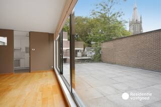 Kijkdag op zaterdag 5 september tussen 14u en 16u - op afspraak!<br />Op de eerste verdieping van een kleinschalige residentie uit 2006, met lift, geniet u van dit lichtrijke appartement van 90 m² op een absolute topligging: in het hart van Brugge, direct aan het Koningin Astridpark! De ruime leefruimte met parketvloer geeft toegang tot een uitzonderlijk terras van 46 m² (zuidoost gericht) met prachtig zicht op de Magdalenakerk. De praktische keuken is voorzien van alle toestellen en biedt de mogelijkheid tot een open keuken. Twee slaapkamers met parketvloer, een comfortabele badkamer met ligbad, douche en dubbele lavabo, een apart toilet en een handige berging met wasaansluiting vervolledigen de indeling.<br />Extra troeven: EPC-label B (191 kWh/m²/jaar – geen renovatieplicht), recente Vaillant-gasketel (2025), aluminium schrijnwerk met HR-beglazing, centrale verwarming op gas, conforme elektriciteitskeuring en een gemeenschappelijke fietsenberging. De ondergrondse autostaanplaats (inbegrepen in de prijs) is een bijzonder gegeerde troef op deze centrale ligging! Een ideaal appartement voor wie comfortabel, centraal en met veel buitenruimte wil wonen in Brugge.<br />De vermelde prijs is een richtprijs. Elk bod hoger of lager dan de vermelde prijs wordt overgemaakt aan de eigenaar die zich het recht voorbehoudt om dit al dan niet te aanvaarden. Ref. BR00577