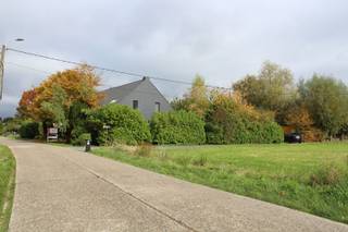 Deze woning (zonevreemd) is gelegen in het meest rustige/groene gedeelte van Koningshooikt op een perceel van 3460m² met een bewoonbare oppervlakte van meer dan 300m². Op het gelijkvloers vinden we: inkomhal, gastentoilet, leefruimte, hobbykamer, keuken, bijkeuken (met trap naar verdieping), bureau (met geluidskamer), technische ruimte, stockageruimte, garage, inkomhal aan achterzijde. Op de eerste verdieping vinden we een nachthal, 5 slaapkamers (waarvan enkele voorzien van airco), badkamer met ligbad/douche en enkele lavabo, 2de toilet. De tuin is zeer ruim (zon- en schaduwplekjes zijn voldoende aanwezig), ruime tuinberging en overdekt terras met BBQ. Het dak van de woning is vernieuwd en voorzien van zonnepanelen. Zowel vooraan als achteraan is een oprit voorzien. Een grondige opknapbeurt/renovatie is aan de orde (mogelijkheden zijn hier buitengewoon). Recente foto's van de binnenzijde van de woning zijn momenteel nog niet beschikbaar. Indien u op zoek bent naar een rustige omgeving dan is deze woning zeker een aanrader.<br /><br />Voor meer informatie en/of het maken van een afspraak: patrik@ampvastgoed.be en/of 0465/00.40.45 of 0465.00.40.44