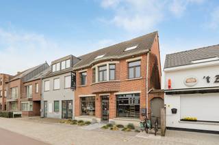 Handelshuis met 7 slaapkamers in het centrum van Stabroek!Bent u op zoek naar een ruime gezinswoning met de mogelijkheid tot werken aan huis?Dan is...