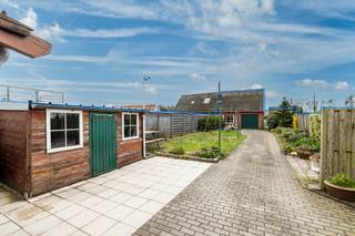 <span><strong>Landelijk gelegen half open woning met garage/bijgebouw op 610 m² grond.</strong><br /><br /><strong>Indeling gelijkvloers:</strong><br />Inkomhal met trapopgang. Vanuit de inkomhal betreedt u de ruime woonkamer en keuken voorzien van een degelijke inrichting met diverse apparatuur. achter de keuken is er een veranda en er is tevens een toilet, badkamer met douche en wastafel en een wasplaats.<br /><br /><strong>Indeling eerste verdieping:</strong><br />De trap in de inkomhal brengt u naar de eerste verdieping met 2 slaapkamers .<br /><br /><strong>Garage/bijgebouw:</strong><br />Ruime garage/werkhuis gelegen achteraan het perceel.<br /><br /><strong>Tuin:</strong> <br />Ruime tuin te bereiken via oprit.<br />Aan één kant is er fraai uitzicht over de velden.<br /><br /><strong>Bijzonderheden:</strong><br />- Gunstige ligging in een groene omgeving nabij voorzieningen.<br />- Verwarming d.m.v. radiatoren op stookolie ( aardgas aan wezig in straat)<br />- Renovatieplicht is van toepassing<br /></span>