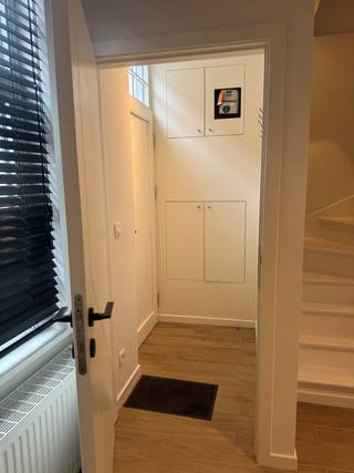 Ontdek het perfecte thuis in het historische centrum van Brugge, waar charme en comfort samenkomen. Deze schitterende woning biedt een ideale combinatie van moderne voorzieningen en klassieke elegantie.<br /><strong>Kenmerken:</strong><br />Inkom: Een warm welkom wacht op u zodra u de drempel overstapt.<br />Leefruimte: Geniet van een gezellige sfeer in de luchtige woonkamer, ideaal voor ontspanning en entertainment.<br />Open Ingerichte Keuken: Een moderne keuken, volledig uitgerust met hoogwaardige toestellen en voldoende ruimte om heerlijke maaltijden te bereiden.<br />Berging: Praktische opslagruimte om uw bezittingen georganiseerd te houden.<br />Badkamer met Inloopdouche: Ontspan en verfris uzelf in deze stijlvolle badkamer met een ruime douche.<br />3 Slaapkamers: Ruime slaapkamers die een rustige en comfortabele nachtrust garanderen voor het hele gezin of gasten.<br />Dakterras: Geniet van adembenemende uitzichten over het pittoreske  Brugge vanaf uw eigen privé dakterras.<br />Huurdetails:<br />Huurprijs: €995 per maand.<br />Beschikbaarheid: Vrij vanaf 1/11/26<br />Neem vandaag nog contact met ons op voor meer informatie of om een bezichtiging te regelen!