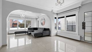 <p>In een rustige en kindvriendelijke woonwijk, maar toch op een steenworp van scholen, winkels en openbaar vervoer, bevindt zich deze verzorgde <strong>halfopen bebouwing</strong> aan de <strong>Slakkenstraat 63 te Dilsen-Stokkem</strong>. De woning is gelegen op een perceel van <strong>3a 94ca</strong> en beschikt over een <strong>bewoonbare oppervlakte van maar liefst 211 m²</strong>.</p>
<p>Bij het betreden van de woning kom je in de <strong>ruime en lichtrijke leefruimte</strong>, waar grote raampartijen zorgen voor een aangename lichtinval en een open, warme sfeer. Aansluitend bevindt zich de <strong>volledig ingerichte keuken</strong>, eveneens zeer licht en praktisch ingericht. Achter de keuken is er nog een extra ruimte die perfect kan dienen als <strong>slaapkamer op het gelijkvloers</strong>, <strong>bureauruimte</strong> of <strong>speelkamer</strong>. In de gang achter de keuken is bovendien een <strong>apart gastentoilet</strong> voorzien.</p>
<p>De woning beschikt daarnaast over een <strong>kelder</strong>, ideaal als <strong>extra opslagruimte</strong>, provisiekelder of hobbyruimte. Bovendien zijn er <strong>rolluiken</strong> aanwezig, wat zorgt voor extra comfort, privacy en isolatie.</p>
<p>Op de <strong>eerste verdieping</strong> bevinden zich <strong>drie volwaardige slaapkamers</strong> en een <strong>badkamer</strong>, uitgerust met een <strong>douche en toilet</strong>.</p>
<p>De <strong>tuin</strong> biedt een aangename buitenruimte met een <strong>overkapping</strong> en een <strong>garage</strong>, die momenteel wordt gebruikt als opslagruimte. Achter de garage ligt nog een <strong>leuk stuk gras</strong>, ideaal voor spelende kinderen, tuinliefhebbers of ontspanning.<br /><br /></p>
<p><strong>Extra troeven:</strong></p>
<ul>
<li>
<p>Halfopen bebouwing</p>
</li>
<li>
<p>Rustige ligging nabij alle voorzieningen</p>
</li>
<li>
<p>Bewoonbare oppervlakte van 211 m²</p>
</li>
<li>
<p>Kelder aanwezig</p>
</li>
<li>
<p>Rolluiken voor extra comfort en privacy</p>
</li>
<li>
<p>Nieuwe ramen en spouwmuurisolatie geplaatst <strong>7 jaar geleden</strong></p>
</li>
<li>
<p>Flexibele indeling met mogelijkheid tot extra slaapkamer of bureau op het gelijkvloers</p>
</li>
</ul>
<p>Deze woning combineert <strong>ruimte, licht en een uitstekende ligging</strong>, en is ideaal voor gezinnen of mensen die comfortabel en rustig willen wonen met alle faciliteiten binnen handbereik.</p>