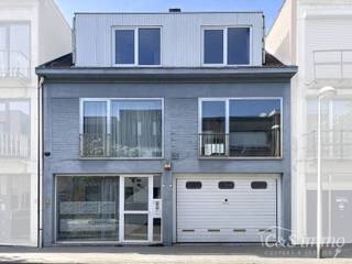 A building featuring a potential commercial space on the ground floor and a spacious duplex apartment (approx. 180 m²), centrally located in Hoboken.<br />The ground floor includes a spacious garage with room for two cars, an office, and a practical storage room. At the rear is the commercial space, which is currently furnished as an apartment. There is also a sunny outdoor area.<br />On the first floor, you will find a bright living area (approx. 37 m²), equipped with a built-in fireplace and finished with low-maintenance natural stone tile flooring. There is also a partially equipped kitchen, a bathroom with a shower, double sink, and toilet, as well as an additional bedroom or office space.<br />The second floor comprises three spacious bedrooms (approx. 21 m², 15 m², and 13 m²). The master bedroom offers the possibility of creating a private bathroom. There is also an additional bathroom on this floor and the option to install a separate toilet. A basement is also available.<br />Additional features: 17 solar panels with a battery (warranty until 2027), 2 air-to-water heat pumps, and air conditioning. Electrical system conform.