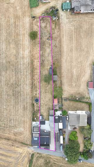<p>Gelegen aan de Bergmolenwegel in het rustige Melsele vinden we deze charmante woning op <strong>1 500m2</strong> grond die tal van mogelijkheden biedt om er jouw ideale thuis van te maken. <br />We rijden de <strong>ruime oprit </strong>op en parkeren onze wagen op de oprit of in de <strong>garage</strong>. <br /><br />Bij het binnenkomen komen we in een ruime <strong>inkomhal</strong> met <strong>gastentoilet</strong> vanuit deze hal heeft u niet alleen toegang tot de garage, maar ook tot de lichtrijke<strong> leefruimte</strong> met <strong>open keuken</strong>. <br />De keuken is uitgerust met ijskast, kookvuur, vaatwasser, oven en een dubbele spoelbak.<br /><br />Via de trap in de hal bereiken we de <strong>eerste verdieping</strong>. Hier bevinden zich <strong>drie ruime slaapkamers</strong> met een prachtig uitzicht over de omliggende landbouwgronden.<br />Evenals de <strong>badkamer</strong> met douche, lavabo en toilet.<br /><br />Daarnaast beschikt de woning over een <strong>praktische zolder </strong>die extra bergruimte biedt. De zolder is toegankelijk met een valtrap.<br /><br />Buiten vinden we een <strong>uitzonderlijk ruime en rustige tuin (1 500m2)</strong>, omgeven door landbouwgronden.<br />Hier kan je genieten in alle privacy van het open uitzicht, de natuur en de rust. Een ideale plek om te ontspannen.<br /><br />Deze woning biedt de perfecte basis om er jouw eigen thuis van te maken.<br /><br />Ben je op zoek naar een woning met veel potentieel op een rustige, landelijke ligging?<br />Neem dan gerust contact met ons op voor meer informatie of om een bezichtiging in te plannen.<br /><br /><u><strong>Technisch:</strong></u><br />- EPC: 400 kWh/m2jaar, label D<br />- Geen renovatieplicht<br />- Ag, Vg, Gmo, Gvv, Vkr<br />- G-&amp;P-score: A&amp;A</p>