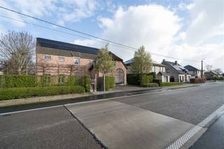 <p>Met trots stellen wij u deze uitzonderlijke villa voor, gelegen in het groene Begijnendijk! Deze instapklare eigendom combineert ruimte, comfort en energiezuinigheid op een perceel van maar liefst 1.070 m², met een bewoonbare oppervlakte van ca 370 m².<br />Bij het betreden van de woning wordt u verwelkomd in een ruime L-vormige leefruimte waar grote raampartijen een prachtig zicht bieden op de tuin met zwembad. De hoogwaardige afwerking en het gevoel van openheid zorgen hier voor een aangename woonbeleving. Aansluitend bevindt zich de volledig uitgeruste keuken voorzien van een Falcon fornuis, ideaal voor kookliefhebbers. Verder beschikt het gelijkvloers oven een praktische berging/wasplaats en een dubbele garage.<br />Op de eerste verdieping vindt u een luxueuze badkamer uitgerust met bubbelbad en een ruime inloopdouche. Daarnaast zijn er drie volwaardige slaapkamers en een dressing.<br />De tweede verdieping biedt een bijzonder ruime extra slaapkamer met reeds aanwezige watervoorziening. Dit biedt tal van mogelijkheden.<br />De fraai aangelegde tuin vormt een echte oase van rust. Hier geniet u van het zwembad en het volledige ingerichte poolhouse. De ideale setting voor ontspanning en gezellige momenten samen.<br />Deze energiezuinige villa beschikt over 24 zonnepanelen en behaalt een EPC-score B, wat bijdraagt aan een duurzame en toekomstgericht woonervaring.</p><p>Interesse? Contacteer ons voor een bezoek en laat u charmeren door deze prachtige villa.<br />EPC: 111 kWh/m² UC: 20260407-0003842368-RES-2<br /> </p>