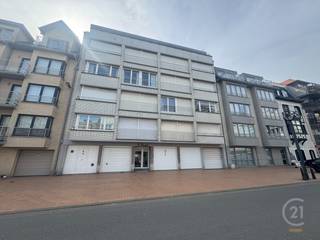 Deze verzorgde studio is ideaal gelegen in het hart van Westende-Bad, op wandelafstand van de zee, het strand en de winkels. Dankzij de grote raampartijen geniet de studio van veel natuurlijk licht en een aangename sfeer.<br /><br />De leefruimte is praktisch ingericht met een slaaphoek, een eethoek en een compacte maar functionele keuken. De keuken is uitgerust met onder andere een oven en koffiemachine en biedt voldoende opbergruimte.<br /><br />Aansluitend bevindt zich een douche die discreet geïntegreerd is in de leefruimte, vlak bij de keuken. Het toilet is apart, wat extra comfort biedt.<br /><br />Verder beschikt de studio over een verzorgde afwerking en een efficiënte indeling, waardoor elke vierkante meter optimaal wordt benut. Ideaal als tweede verblijf aan zee, investering of compacte woonoplossing.