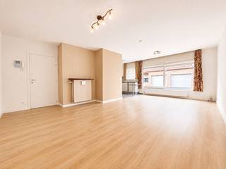 Vrij recent appartement in een verzorgde residentie te Heist centrum voorzien van 2 slaapkamers en een zuidgericht terras. De residentie werd opgeleverd in het jaar 2010. <br /><br />Indeling: Inkom, een ruime woonkamer met een halfopen en volledig ingerichte keuken, gastentoilet, twee slaapkamers waarvan één volwaardige slaapkamer en een tweede kinderkamer of dressing. Beide slaapkamers geven uit op een zongericht terras met uitweg. Het terras is groot genoeg voor het plaatsen van een tafel. Verder een moderne badkamer met inloopdouche en aansluiting voor de was-en droogmachine. In het gebouw inbegrepen een privatieve kelderberging en fietsenstalling. <br /><br />Asbestveilig, een blanco elektrische keuring en energielabel ... . <br /><br />Bezoeken? Graag na afspraak met Willem Cauwels op tel 050.89.27.70