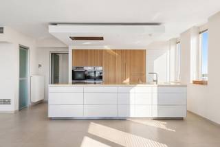 Kwalitatief afgewerkte loft die zich op de derde verdieping van ‘Het Koninklijk Entrepot’ bevindt. Men betreedt de woning via de inkomhal, met veiligheidsdeur, die rechtstreeks toegang biedt tot de open en lichtrijke woon- en eetkamer. Deze riante leefruimte van maar liefst 100 m² heeft een 22 meter brede gevel met grote raampartijen en rechtstreeks zicht op het MAS en het Willemdok. Aansluitend vinden we de volledig ingerichte keuken terug voorzien van de nodige toestellen, van het merk Miele, namelijk warmhoudplaat, warme lucht oven, vaatwasser, inductiekookplaat en koelkast. <br />Dit appartement bevat in totaal vier slaapkamers en twee badkamers. <br />Exclusief de prijs is er ook een driedubbele kelderberging, een inpandige dubbele garagebox (€100.000) en een inpandige autostaanplaats (€50.000) beschikbaar.<br /><br />EPC : 113 kWh / m² UC : 2387629<br /><br />Gelegen aan de jachthaven van het Willemdok, dat langs de Schelde, ten noorden van de Antwerpse binnenstad is gesitueerd. Een samenkomst van gezellige restaurants en cafés, sport en ontspanning maar ook kunst en cultuur met pal zicht op het Museum Aan de Stroom (MAS).