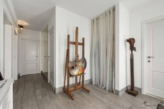 <p><span>Aan de Engstegenseweg 28A in Zonhoven bevindt zich deze uitzonderlijk ruime en veelzijdige woning met een bewoonbare oppervlakte van maar liefst 278 m² op een perceel van 756 m². Dankzij haar doordachte indeling, uitstekende energiescore en talrijke gebruiksmogelijkheden vormt deze eigendom de ideale thuisbasis voor grote gezinnen, samengestelde gezinnen, vrije beroepen of kandidaten die op zoek zijn naar een woning met kangoeroemogelijkheden.</span></p><p><span>De woning werd oorspronkelijk opgericht in 1973 en onderging doorheen de jaren 2021 tot op heden verschillende grondige renovaties. Hierdoor geniet u vandaag van een eigendom die ruimte en karakter combineert met hedendaags wooncomfort en een bijzonder energiezuinige afwerking.</span></p><p><span> </span></p><p><span>Via de functionele loopbrug bereikt u de inkomhal die onmiddellijk een gevoel van ruimte en licht creëert. Op het gelijkvloers bevindt zich aan de linkerzijde een afzonderlijk gedeelte met twee slaapkamers, een atelier, een gastentoilet en een recent vernieuwde badkamer voorzien van een stijlvolle douche, tweede toilet en infraroodvoorziening. Deze indeling leent zich uitstekend voor een praktijkruimte, zelfstandige activiteit, zorgwonen of een kangoeroeconcept.</span></p><p><span>Centraal en aan de rechterzijde van de woning bevindt zich de indrukwekkende leefruimte van maar liefst 42 m². Dankzij de grote raampartijen geniet deze ruimte van bijzonder veel natuurlijke lichtinval en een aangename connectie met de tuin. Zowel vanuit het linker- als rechtergedeelte van de woning komt u uit in een tweede leefruimte die naadloos aansluit op de ruime keuken. Vanuit de keuken heeft u toegang tot de veranda met een mooi zicht op de tuin. Aansluitend bevindt zich een praktische berging en een toegang naar de kelderverdieping.</span></p><p><span>Op de eerste verdieping geeft de nachthal toegang tot vier ruime slaapkamers met oppervlaktes variërend van ongeveer 12 m² tot 15,6 m². Verder vindt u hier een derde toilet en twee praktische zolderbergingen die extra opslagruimte bieden voor het hele gezin.</span></p><p><span>Ook aan bergruimte geen gebrek. De woning beschikt over een kelder van circa 40 m², een inpandige garage van ongeveer 27 m² en bijkomende kruipkelderruimtes van ongeveer 88 m².</span></p><p><span> </span></p><p><span>Op energetisch vlak behoort deze woning tot de absolute uitblinkers in haar segment. Met een EPC-label A en een energieverbruik van slechts 83 kWh/m²/jaar combineert deze eigendom wooncomfort met lage energiekosten. De woning is uitgerust met drie lucht-lucht warmtepompen, 38 zonnepanelen, een thuisbatterij, driedubbele beglazing in PVC-profielen, vernieuwde en geïsoleerde daken en een geïsoleerde kelder. Er zijn ook nog groene stroomcertificaten aanwezig tot 2029. Bovendien is de elektrische installatie conform en beschikt de woning over een asbestveilig attest. Ook op het vlak van veiligheid werd niets aan het toeval overgelaten dankzij de aanwezigheid van een alarmsysteem en brandbeveiliging.</span></p><p><span> </span></p><p><span>Buiten geniet u van een verzorgd, volledig omheind perceel met een vernieuwd terras, een regenwaterput en ruime parkeermogelijkheden voor meerdere voertuigen. Een bijkomende troef is de uitstekende bereikbaarheid van het eigendom, dat toegankelijk is via de Engstegenseweg én ook via een automatische poort langs de achterzijde via de Zavelstraat. De ligging combineert rust, bereikbaarheid en nabijheid van alle dagelijkse voorzieningen. Winkels, scholen, openbaar vervoer en belangrijke verbindingswegen bevinden zich op korte afstand, terwijl u eveneens geniet van de nabijheid van natuur- en recreatiegebieden die Zonhoven zo geliefd maken.</span></p><p><span> </span></p><p><span>Bent u op zoek naar een ruime, energiezuinige woning met tal van mogelijkheden voor wonen, werken of zorgwonen? Dan verdient deze unieke eigendom zonder twijfel uw bezoek.</span></p><p><span> </span></p><p><span>EPC-label A – 83 kWh/m²/jaar</span><span><br /></span><span>EPC-certificaatnummer: 20260518-0003866951-RES-1</span></p><p><span> </span></p><p><span>Voor meer informatie of een bezoek ter plaatse:</span></p><p><span>Vastgoed Janssen & Janssen</span><span><br /></span><span>☎</span><span> 011 199 991<br /></span><span>✉</span><span> <span>Lindsey@janssenenjanssen.be</span></span></p><p><span> </span></p><p><span> </span></p>