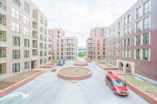 Bent u op zoek naar een exclusief, instapklaar appartement in de meest gewilde buurt van Brussel? Dit recent opgeleverde nieuwbouwappartement (104 m²) in Residentie Quincy biedt u de luxe van een eerste bewoning binnen het prestigieuze project Park Lane.Hoogwaardig Wonen in Residentie QuincyDit ruime appartement op de 1e verdieping is ontworpen met oog voor detail en comfort:Oppervlakte: 104 m² slim ingedeelde leefruimte.Buitenruimte: Geniet van een ruim terras van 8m² voor optimale lichtinval en buitenbeleving.Slaapcomfort: 2 ruime slaapkamers en 2 moderne badkamers, ideaal voor gasten of een gezin.Nieuwbouw: Eerste bewoning met uitstekende energetische prestaties.Park Lane: Het kloppende hart van BrusselGelegen op de bruisende site van Tour &amp; Taxis, woont u hier in een autoluwe, groene oase. Met de Gare Maritime, hippe horeca en het uitgestrekte park om de hoek, biedt Park Lane een unieke urban lifestyle. De centrale ligging nabij het kanaal en het Noordstation garandeert een topbereikbaarheid.Specificaties:Project: Park Lane – Residentie Quincy Verdieping: 1Kamers: 2 slaapkamers, 2 badkamersExtra: terras van 8m²Word de eerste bewoner van dit unieke object! Neem contact op voor een bezichtiging en ontdek de kwaliteit van Residentie Quincy.