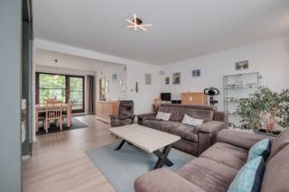 <p><span>Op een boogscheut van het centrum van </span><span>Ekeren</span><span> ligt in de </span><span>Hoeklaan 46</span><span> dit </span><span>instapklaar, super geïsoleerde huis</span><span> met zonnepanelen te koop. </span></p><p><span>Voor een ontspannende wandeling zijn Park Hof De Bist en het natuurreservaat De Oude Landen vlakbij absolute aanraders. </span></p><p><span>Daarnaast bevinden winkels, scholen, openbaar vervoer en het station van Ekeren zich op korte afstand, met een vlotte verbinding naar Antwerpen centrum. </span></p><p><span> </span></p><p><span>Indeling</span></p><p><span> </span></p><p><span>Gelijkvloerse verdieping</span></p><p><span>- oprit</span></p><p><span>- inkomhal</span></p><p><span>- toilet</span></p><p><span>- garage</span></p><p><span>- bureau met zicht op de tuin</span></p><p><span>- tuin en overdekt terras</span></p><p><span> </span></p><p><span>Eerste verdieping</span></p><p><span>- leefruimte met toegang naar terras met trap naar de tuin </span></p><p><span>- woonkamer </span></p><p><span>- keuken </span></p><p><span> </span></p><p><span>Tweede verdieping</span></p><p><span>- slaapkamer 1 </span></p><p><span>- slaapkamer 2 </span></p><p><span>- slaapkamer 3</span></p><p><span>- badkamer</span></p><p><span>- bergzolder</span></p><p><span> </span></p><p><span> </span></p><p><span>Troeven</span></p><p><span>- zonnige tuin met groot terras</span></p><p><span>- dak- en gevelisolatie </span></p><p><span>- dubbele beglazing in aluminium profielen of houten kader</span></p><p><span>- airco aanwezig</span></p><p><span>- elektrische installatie conform AREI (2050)</span></p><p><span>- zeer gunstig EPC kengetal van 94 kWh/m² jaar (label A)</span></p><p><span>- zonnepanelen (4020 kWh)</span></p><p><span> </span></p><p><span>Ben jij geïnteresseerd in dit huis te koop in Ekeren, ben je op zoek naar ander vastgoed of wens je de waarde van jouw eigendom te kennen? Dan ben je bij BOLT immo aan het juiste adres! Wij helpen jou graag verder.</span></p><p><span> </span></p>