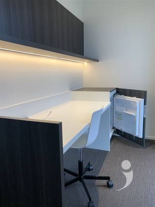 <p><span> </span></p><p><span>Moderne kamer gelegen in studentenresidentie Woods, vlakbij het Belle-Vue park. </span></p><p><span>De residentie is gelegen op een boogscheut van het centrum van Leuven, op wandelafstand van het station en nabij verschillende campussen.</span></p><p><span> </span></p><p><span>De kamer is voorzien van een uitklapbaar tweepersoonsbed (140cm x 200cm - matras niet incl.), ingebouwde kleerkasten, waardoor er meer dan voldoende opbergruimte is. De kamer heeft ook een ingebouwde bureau met  boekenplank en persoonlijke frigo met vriesvak. Verder beschikt de kamer over een persoonlijke badkamer met douche, lavabo en toilet.</span></p><p><span>De fietsenstalling is bereikbaar met de lift of via de trappenhal.</span></p><p><span> </span></p><p><span>Per verdieping zijn er twee keukens, die gedeeld worden met maximaal 10 personen. De keukens zijn voorzien van een oven, microgolf, vitro-keramische kookplaat, eettafel, wastafels en een persoonlijke opbergkast die op slot kan. Elke keuken heeft ook zijn eigen terras.</span></p><p><span> </span></p><p><span>Er is ook een gemeenschappelijke ontspanningsruimte met televisie, zetels, tafels en een kickertafel. Verder is er ondergronds nog een afsluitbare fietsenstalling, afvallokaal en een wasplaats met wasmachine en droogkast. </span></p><p><span> </span></p><p><span>De prijs bedraagt €630/maand exclusief  provisie nutsvoorzieningen (50 euro/maand)</span></p><p><span> </span></p><p><span>*De Foto's in de advertentie zijn van een gelijkaardige studentenkamer.</span></p><p><span> </span></p><p><span>Interesse? Contacteer ons via  </span><span><span>student@immolivit.be</span></span><span> </span></p><p><span> </span></p>