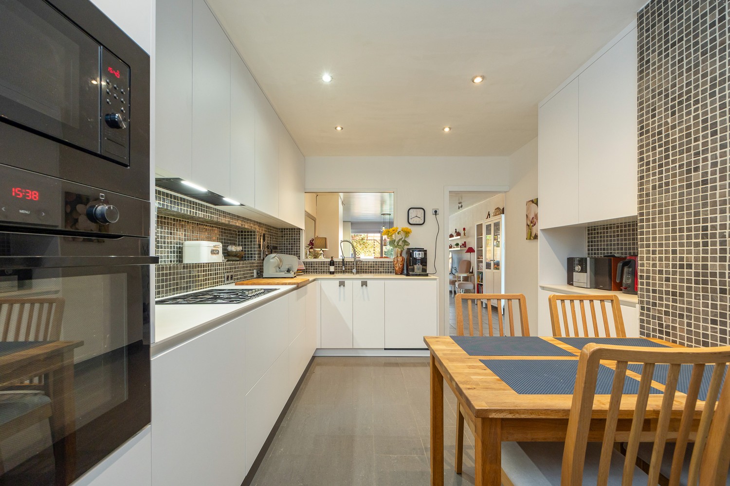 Instapklare rijwoning met 4 à 5 slaapkamers en een inpandige garage , patio en tuin ideaal gelegen nabij alles! - foto 1