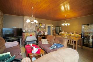 Bent u op zoek naar een woning met potentieel die je volledig naar eigen smaak kan afwerken? Deze centraal gelegen woning in Destelbergen vormt...