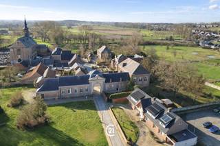 <p>In de charmante gemeente Lierde, pal aan de historische Kartuizersite, bevindt zich deze instapklare en uitzonderlijk ruime woning met een unieke, authentieke uitstraling.</p><p>De woning beschikt over maar liefst vijf volwaardige slaapkamers en kenmerkt zich door haar royale leefruimtes en overvloedige lichtinval. De volledig ingebouwde keuken sluit mooi aan bij het karakter van de woning. Daarnaast is er een aparte ruimte ideaal als bureau, perfect voor thuiswerk of zelfstandige activiteit.</p><p>De badkamer is praktisch ingericht en uitgerust met zowel een ligbad als een douche, wat zorgt voor optimaal comfort voor het hele gezin.</p><p>Buiten geniet u van een aangename tuin en een ruime voortuin met veel parkeergelegenheid, naast een garage.</p><p>Op technisch vlak is de woning uitgerust met verwarming op gas, zonnepanelen en een thuisbatterij, wat zorgt voor hedendaags comfort en energie-efficiëntie.</p><p>De ligging is bijzonder rustig, met een school en sportaccommodatie in de nabije omgeving, wat deze woning extra aantrekkelijk maakt voor gezinnen.</p><p>Een unieke kans voor wie op zoek is naar een statige, authentieke woning met uitstraling, ruimte en een uitzonderlijke ligging in een historisch kader.</p><p>Voor meer informatie of het inplannen van een bezoek kan u steeds contact opnemen met ons kantoor.</p>