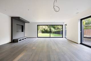 Deze ruime en lichtrijke driegevelwoning uit 2014, ideaal gelegen tussen Affligem en Ternat. Met maar liefst 250 m² bewoonbare oppervlakte op een perceel van 780 m² combineert deze woning ruimte, comfort en een bijzonder aangename ligging.<br /><br />Bij het binnenkomen zet de indrukwekkende inkomhal meteen de toon. De woning opent zich vervolgens naar een royale, open leefruimte met veel natuurlijk licht en een open keuken die naadloos aansluit op het geheel. Grote ruimtes en een open karakter zorgen hier voor een heerlijk gevoel van vrijheid.<br /><br />Ook buiten is het aangenaam vertoeven. Het ruime terras en de tuin vormen een mooie verlenging van de leefruimte, terwijl het bos achteraan voor een groene en rustige achtergrond zorgt. Dankzij de ruime oprit is er bovendien voldoende parkeergelegenheid.<br /><br />Indeling:<br /><br />Gelijkvloers:<br />+ Impressionante inkomhal<br />+ Gastentoilet<br />+ Lichtrijke, open leefruimte<br />+ Open keuken<br />+ Berging<br />+ Toegang tot het ruime terras en de tuin<br /><br />Eerste verdieping:<br />+ Slaapkamer 1: 16 m²<br />+ Slaapkamer 2: 16 m²<br />+ Ruime badkamer met douche en ligbad<br />+ Bureau- of bergruimte<br />+ Toilet<br /><br />Tweede verdieping:<br />+ Ruime en sfeervolle masterbedroom 52 m²<br />+ Open doucheruimte<br />+ Toilet<br /><br />Kelder:<br />+ Zeer ruime kelder met tal van mogelijkheden<br /><br />Extra troeven:<br />+ Maar liefst 250 m² bewoonbare oppervlakte<br />+ Achterliggend bos<br />+ Ruime oprit met voldoende parkeergelegenheid<br />+ Ideaal gelegen tussen Affligem en Ternat, nabij de E40<br />+ Veel natuurlijke lichtinval en royale leefruimtes<br /><br />Stedenbouwkundige inlichtingen in aanvraag. Watertoets: P score A , G score A.<br /><br />Contacteer Brian Rollier via brian.rollier@albert.immo of via 0472 98 02 27 voor meer info en een afspraak.<br /><br />Bij Albert kom je thuis!