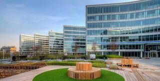 The Corporate Village consists of six modern office buildings with a lot of Visibility from the Ring of Brussels. The buildings are state of the art, energy efficiently and built in 2009. They have the latest technologies and best facilities throughout the site. Large cafeteria with terrace, reception, concierge, meeting rooms, airport shuttle, ...<br />Surface: 912 sqm.<br />Parking available: INSIDE 1.550 €/space/year & OUTSIDE 950 €/space/year.<br />Insurance: 7 €/sqm/year.<br />Property management: 3 €/sqm/year.