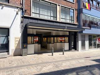<p><span>Op de centraal gelegen Botermarkt bieden wij een handelsruimte van ca. 100 m² te huur aan.</span></p><p><span>Dit pand kent een rijke geschiedenis: wat circa 70 jaar geleden begon als een speciaalzaak in klokken en horloges, groeide de zaak uit tot een gevestigde juwelierszaak. De ruimte leent zich bij uitstek voor een handelsactiviteit gecombineerd met atelier of werkplaats.</span></p><p><span>Dankzij de gunstige ligging geniet de Botermarkt van een goede passage, met verhoogde drukte op woensdagnamiddag en zaterdag.</span></p><p><span>De onroerende voorheffing bedraagt forfaitair 100 per maand en is ten laste van de huurder.  Voor meer info of een plaatsbezoek: contacteer MCA-Vastgoed. Wij zijn telefonisch dagelijks bereikbaar: 0485 34 56 71.</span></p>