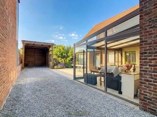 GOED ONDERHOUDEN halfopen bebouwing in een RUSTIGE straat vlak bij het CENTRUM van Oudenaarde. De woning biedt een VERRASSEND RUIME indeling met...