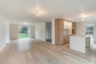 Stijlvolle en energiezuinige nieuwbouwwoning op toplocatie in Tessenderlo!Deze prachtige nieuwbouwwoning van 186 m² werd ontworpen met oog voor...
