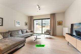 Op zoek naar een ruime en comfortabele woning aan de Belgische kust? Dit prachtige duplex appartement, gelegen in de Troonstraat te Mariakerke/Oostende, combineert moderne luxe met een toplocatie. Met het strand, de zee, supermarkten en openbaar vervoer op wandelafstand, geniet u hier van een ideale mix van rust en toegankelijkheid.<br /><br />Indeling en kenmerken<br /><br />Gelijkvloers:<br /><br />Bij binnenkomst wordt u verwelkomd in een ruime inkomhal met een apart gastentoilet. De lichtrijke leefruimte biedt een gezellige sfeer en sluit naadloos aan op de volledig ingerichte open keuken, die voorzien is van alle moderne toestellen. Vanuit de leefruimte heeft u toegang tot het royale, zuidwestgerichte terras van 25 m², waar u heerlijk kunt ontspannen met zicht op de rustige binnentuin.<br /><br />Eerste verdieping:<br /><br />De nachthal leidt u naar drie ruime slaapkamers, waaronder de masterbedroom met een eigen dressing en badkamer, uitgerust met een douche en lavabomeubel. De tweede en derde slaapkamer zijn perfect geschikt voor kinderen, gasten of een thuisbureau. Daarnaast beschikt de verdieping over een tweede badkamer met een ligbad en een dubbel lavabomeubel, een apart toilet en een praktische berging met aansluiting voor een wasmachine.<br /><br />