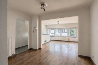 Dit ruim, instapklaar duplex-appartement is gelegen midden in het centrum van het levendige polderdorp Stabroek. Winkels, scholen, openbaar vervoer en gezellige horeca vindt u letterlijk om de hoek. Grote troef aan dit appartement is het grote dakterras, waar u in alle rust en privacy de ganse dag van het zonnetje en de buitenlucht kan profiteren. Bovendien werd het terras in 2025 keurig vernieuwd. U komt het appartement binnen via een aparte inkom, die louter door deze unit gebruikt wordt. De trap leidt u naar de eerste verdieping, waar u boven komt in deze gezellige, lichte en ruime woonkamer. Verder vindt u op de eerste verdieping een gerieflijke, volledig ingerichte leefkeuken met groot schuifraam naar het terras, een hal en apart gastentoilet. Vanuit de woonkamer brengt een tweede trap u naar de bovenste verdieping. Hier treft u de nachthal, een ruime master-bedroom, gigantische badkamer met bad, tweede toilet en dubbele wastafel en een volwaardige kinderkamer. Onder het puntdak beschikt u nog over een praktische bergzolder, die toegankelijk is via een luik met schuiftrap. Het appartement beschikt niet over een garage, maar u kan de wagen gratis parkeren in de tegenovergelegen straat of op het nabijgelegen Picoloplein. Er zijn geen gem. kosten!