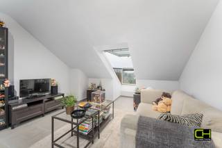 In het hart van het gezellige dorp Lovendegem bevindt zich dit aangename appartement op de derde verdieping. Het is een knus en praktisch appartement waar alles aanwezig is voor comfortabel wonen, maar dat ook uitstekend geschikt is als investering.<br /><br />Het appartement beschikt over een inkomhal, een praktische berging, een lichtrijke woonkamer met aansluitende keuken, één slaapkamer en een badkamer – een efficiënte indeling die zowel eigenaars-bewoners als huurders aanspreekt.<br /><br />Dankzij de centrale ligging bevindt u zich op wandelafstand van winkels, openbaar vervoer en alle dagelijkse voorzieningen, wat dit appartement extra aantrekkelijk maakt voor verhuur. De mogelijke huurprijs bedraagt<strong> </strong>circa 745,00 euro per maand + 40,00 euro algemene kosten, wat zorgt voor een interessante opbrengst.<br /><br />Een ideale opportuniteit voor wie op zoek is naar een eerste eigen woning of een zorgeloze vastgoedinvestering in een gegeerde dorpskern.<br /><br />Wenst u meer informatie of een afspraak ter plaatse? Contacteer ons via 09 395 05 40 of verkoop@concept-home.be
