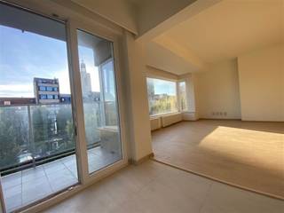 <p><span>Dit aangename en lichtrijke appartement is centraal gelegen in Oostende en biedt alles voor comfortabel en aangenaam wonen.</span></p><p><span>Het appartement beschikt over een ruime inkomhal met </span><span>apart toilet, vestiaire en praktische berging</span><span>. Vanuit de inkomhal komt u in de ruime en lichtrijke leefruimte, die aansluit op de </span><span>halfopen en volledig uitgeruste keuken</span><span>. Dankzij de open indeling vormen de keuken en leefruimte een gezellige en aangename woonomgeving.</span></p><p><span>Aansluitend aan de keuken bevindt zich een </span><span>balkon aan de voorzijde</span><span>, met uitzicht over de Groentenmarkt. Een fijne plek om even te genieten van de buitenlucht en het levendige stadsbeeld.</span></p><p><span>Het appartement beschikt over </span><span>twee slaapkamers</span><span>. De eerste slaapkamer is voorzien van praktische </span><span>inbouwkasten</span><span>. De tweede slaapkamer geeft rechtstreeks toegang tot een </span><span>balkon aan de achterzijde</span><span>.</span></p><p><span>De badkamer is uitgerust met een </span><span>dubbele lavabo, inloopdouche en toilet</span><span>.</span></p><p><span>Een </span><span>comfortabel en lichtrijk appartement op een centrale ligging</span><span>, ideaal voor wie op zoek is naar een aangename woning voor langdurige bewoning in het hart van Oostende.</span></p><p><span>Maandelijkse lasten: € 100</span></p><p><span>Huurwaarborg: € 3600</span></p><p><span>Kost plaatsbeschrijving:+- € 300</span></p><p><span>Vrij: 01/10/2026</span></p>